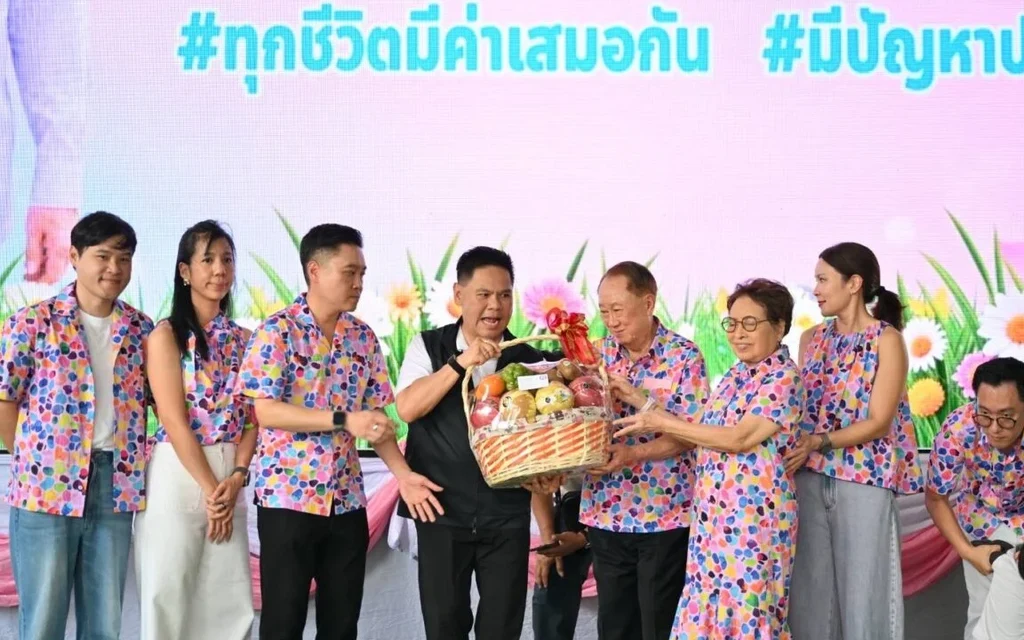 Officials celebrate an elderly former deputy minister’s birthday on stage.