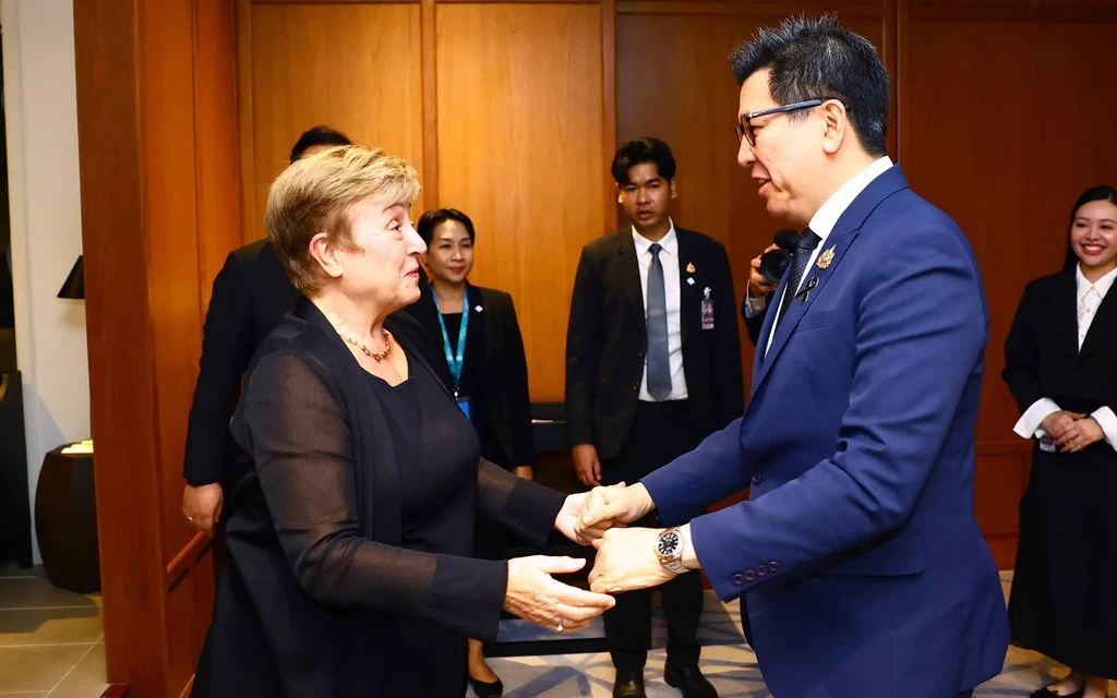 Thai official greeting IMF Managing Director Kristalina Georgieva.
