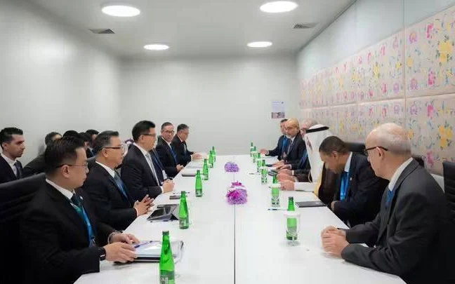 Delegates from Thailand and the Islamic Development Bank in a meeting.