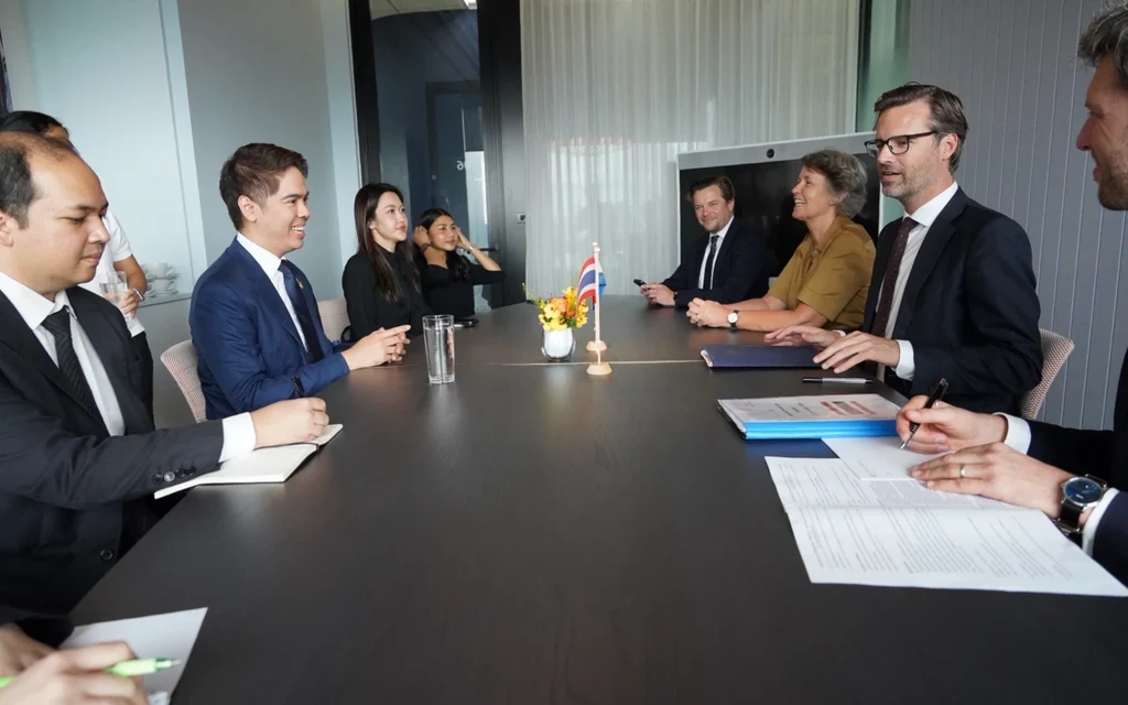 Thai and Dutch officials meet around a conference table.