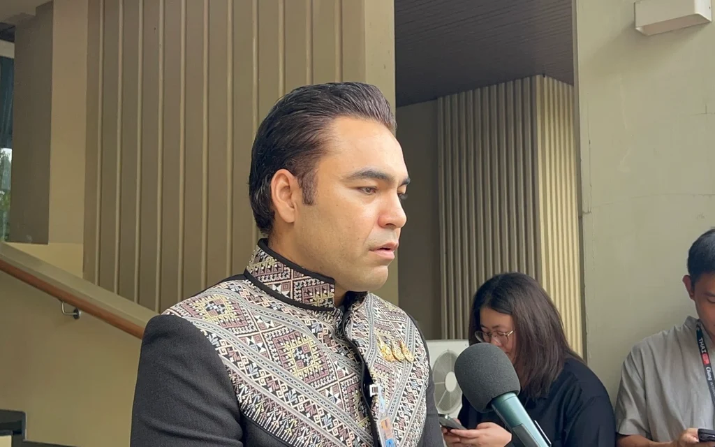 Je Seth Thaises speaking to reporters at Suvarnabhumi Airport.