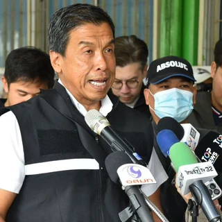 Bangkok Governor Chadchart Sittipunt speaking to reporters at a press conference.