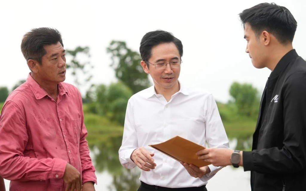 Yotsanan Wangwasit discussing agricultural projects with local people in Kamphaeng Phet.