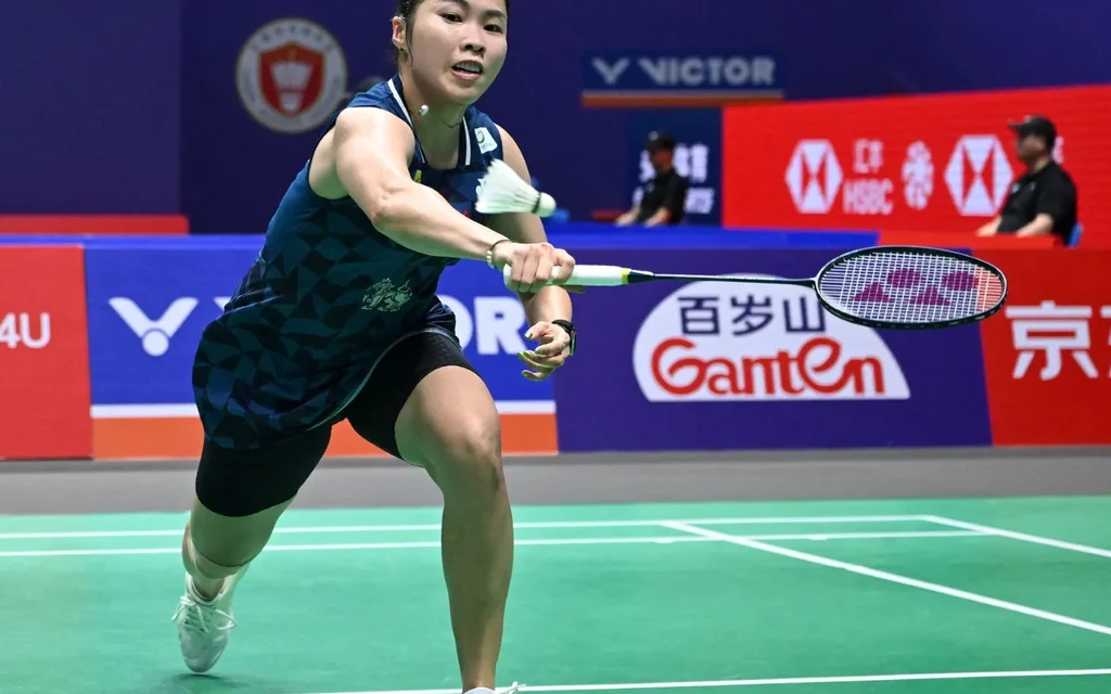 Ratchanok Intanon lunging to hit a shuttlecock