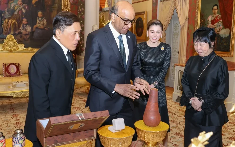 King Rama X with Singaporean President and guests.