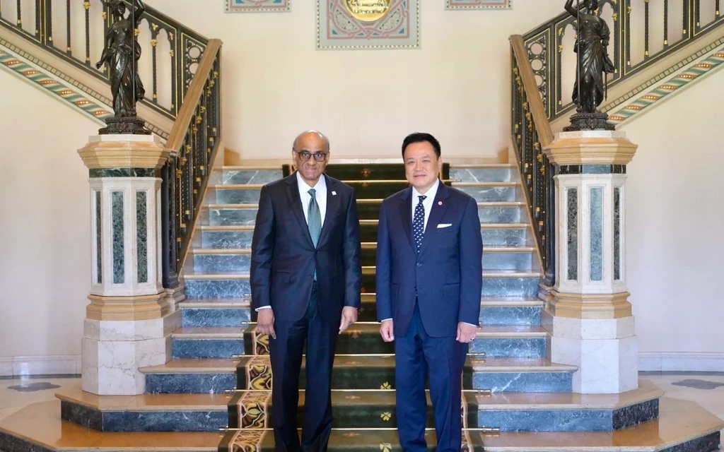 Anutin Charnvirakul standing with Singaporean President Tharman Shanmugaratnam at Government House.
