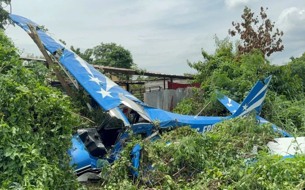 A small blue aircraft crashed into bushes in Bang Lamung.