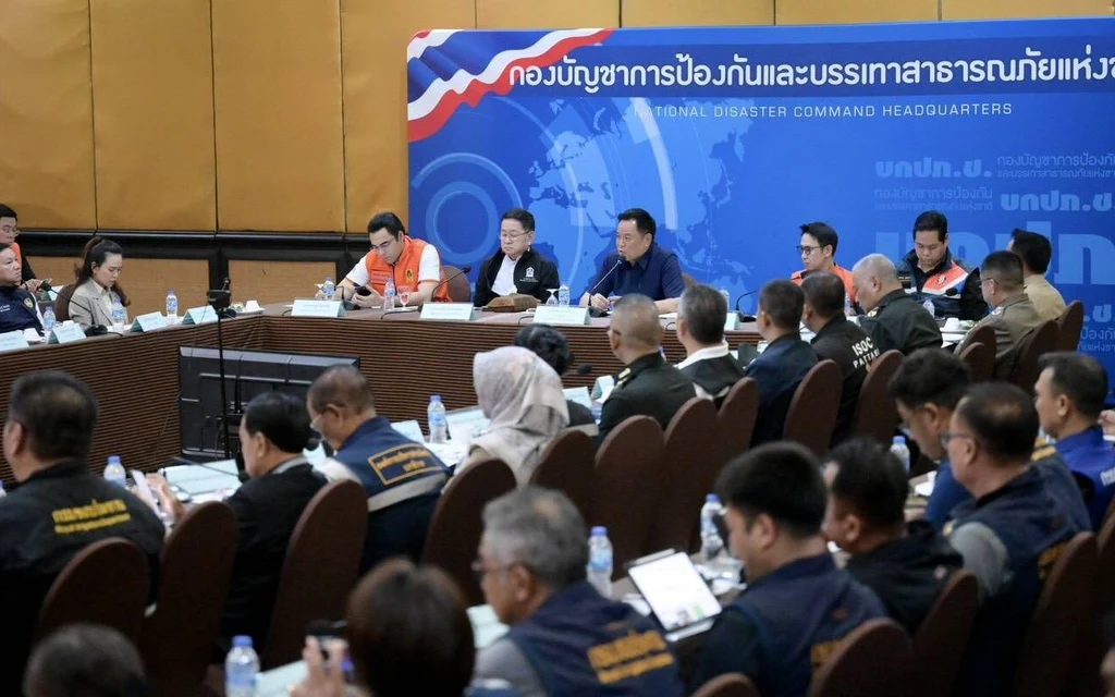 Anutin Charnvirakul chairs a meeting at the National Disaster Command Headquarters.