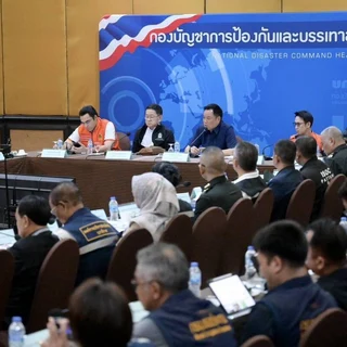 Anutin Charnvirakul chairs a meeting at the National Disaster Command Headquarters.