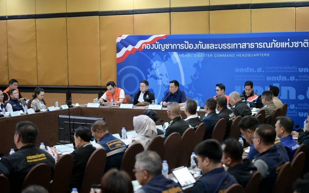 Anutin Charnvirakul chairs a meeting at the National Disaster Command Headquarters.