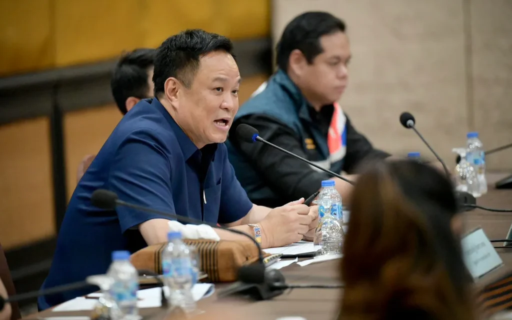 Anutin Charnvirakul speaking at a meeting.