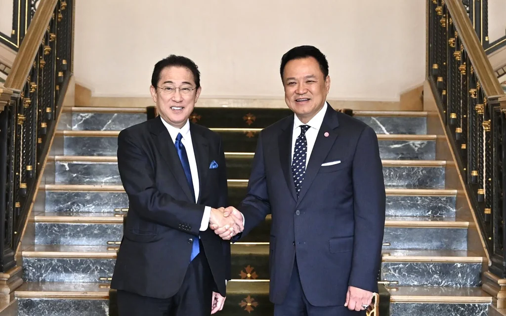 Anutin Charnvirakul shaking hands with former Japanese leader Fumio Kishida.