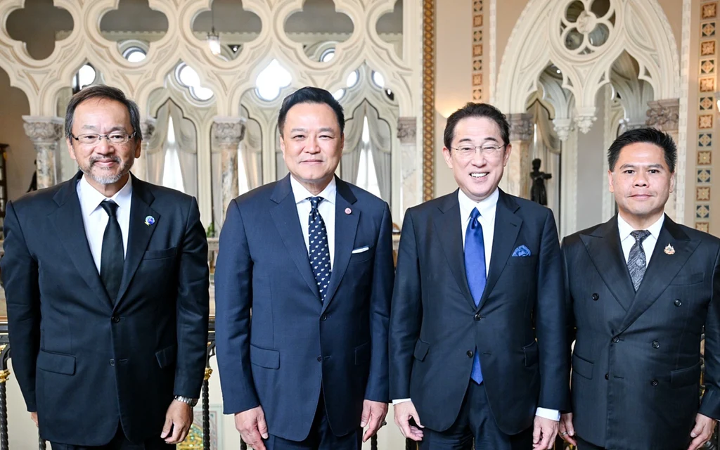 Anutin Charnvirakul and Fumio Kishida posing for a group photo.