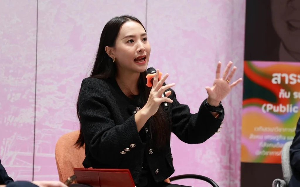 Rakchanok Srinok speaking at a public event.