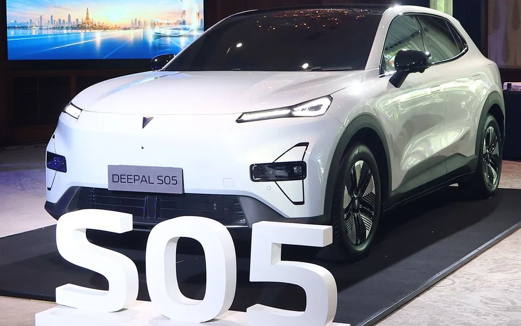 White Deepal S05 electric vehicle displayed at an indoor automotive event.