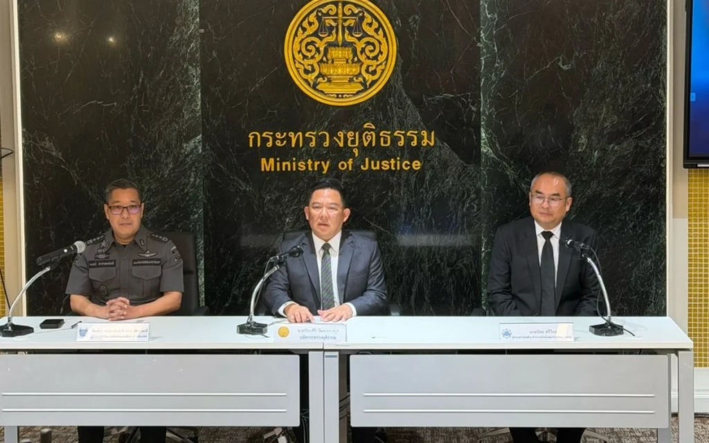 Three officials hold a press conference at the Ministry of Justice.