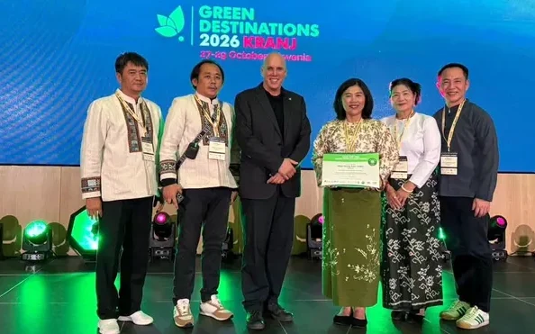 Six people pose at a Green Destinations award ceremony.